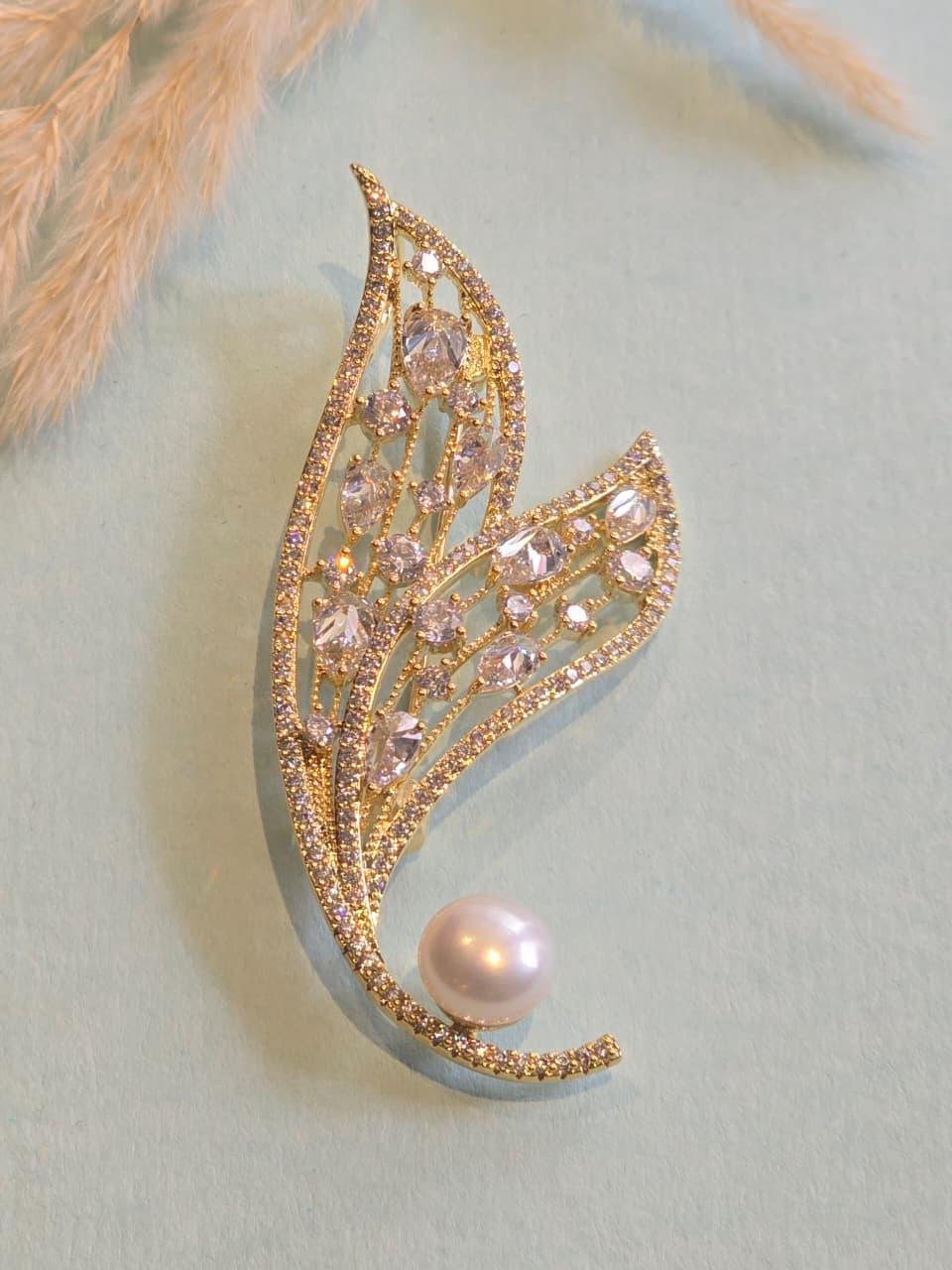 AD GOLD PLATED WESTERN BROOCH
